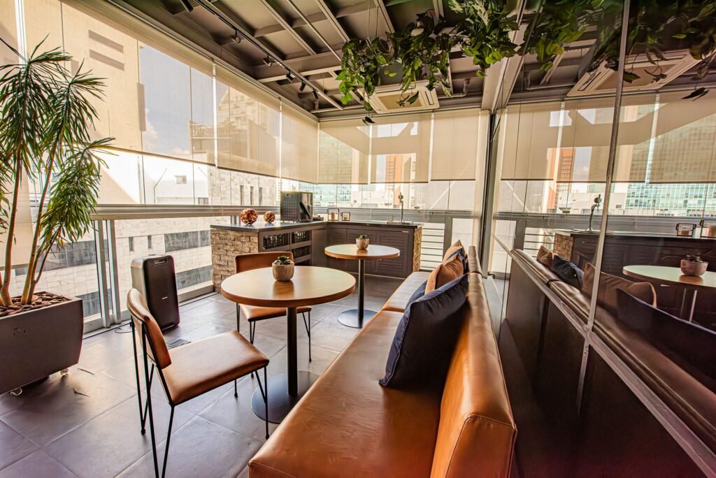 Terraço envidraçado do Club Coworking Paulista
