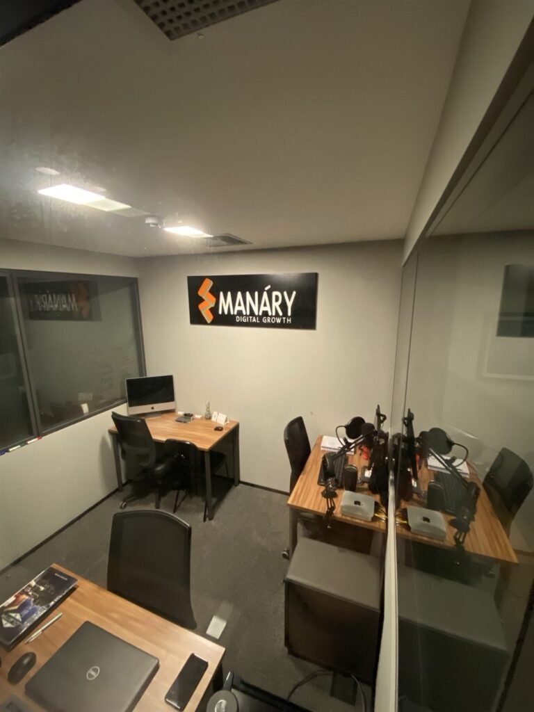 Estúdio da Manáry com microfones de podcast